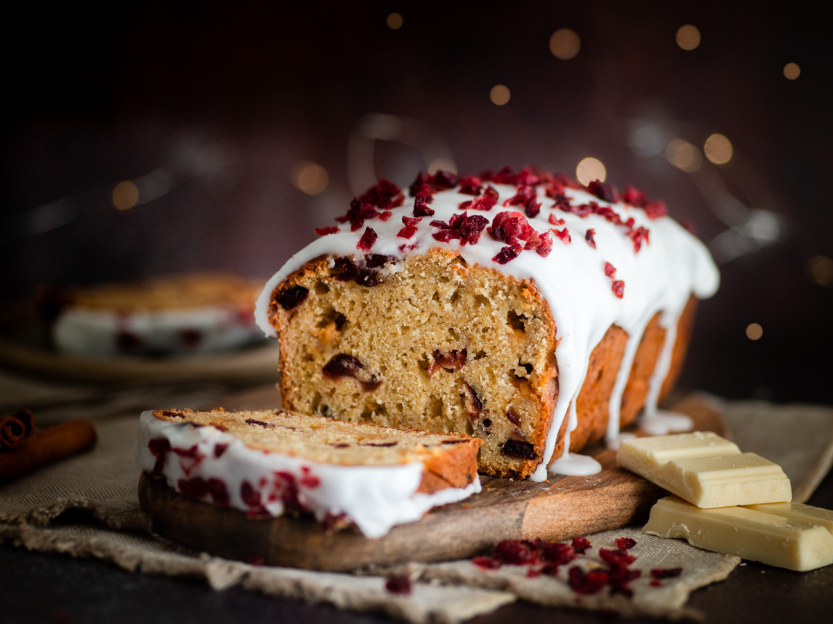 Sočni kolač s brusnicama, bijelom čokoladom i
limunom
