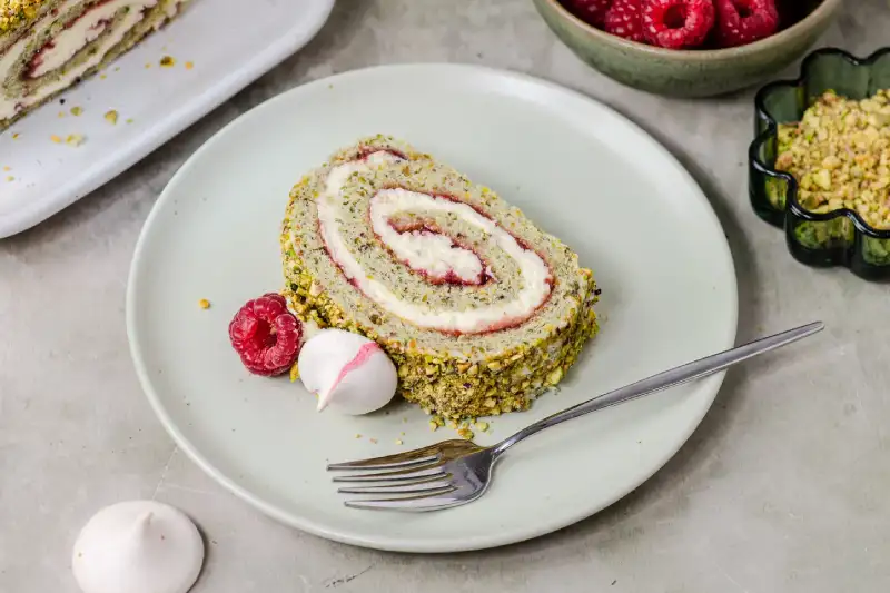 Rolada s pistacijom i
malinama